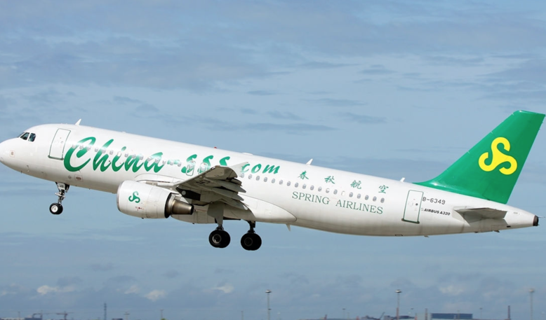 春秋航空的经营模式优势 作为国内首家低成本航空公司,春秋航空自成立以来,在严格确保飞行安全和服务质量的前提下,恪守低成本航空的经营模式,借鉴国外低成本航空的成功经验,最大限度地利用现有资产,实现了高效率的航空生产运营。 春秋航空的经营模式可概括为两单、两高和两低: (1)两单单一机型与单一舱位 单一机型:春秋航空全部采用空客A320机型,统一配备CFM56-5B发动机。使用同一种机型和发动机可通过集中采购降低飞机购买和租赁成本、飞机自选设备项目成本、自备航材采购成本及减少备用发动机数量;通过将发动机