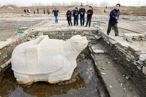 淮河之畔,洪泽湖之首,有一座周长九里三十步(约4245米),城墙高二丈五